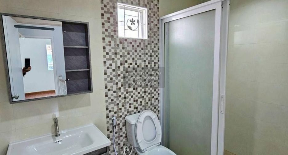 Casa adosada en venta de 3 habitaciones en Bang Khun Thian, Bangkok