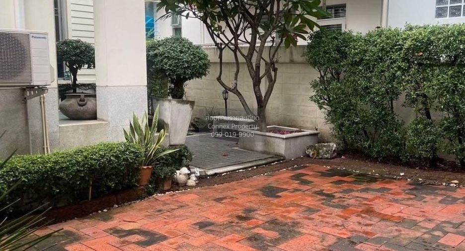 Casa en venta de 3 habitaciones en Phra Khanong, Bangkok