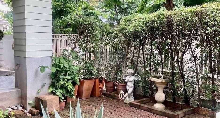 Casa en venta de 3 habitaciones en Phra Khanong, Bangkok