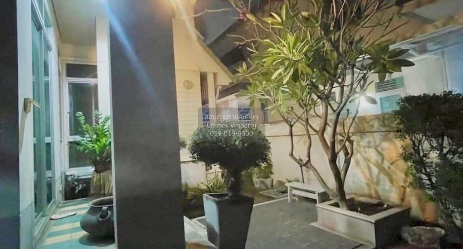 Casa en venta de 3 habitaciones en Phra Khanong, Bangkok
