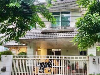 Casa en venta de 3 habitaciones en Phra Khanong, Bangkok