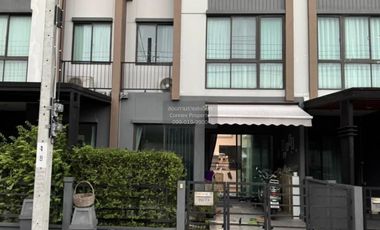 Casa adosada en venta de 3 habitaciones en Saphan Sung, Bangkok