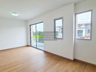 Casa adosada en venta de 3 habitaciones en Min Buri, Bangkok