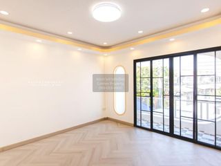 Casa adosada en venta de 2 habitaciones en Bang Kapi, Bangkok