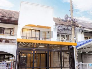 Casa adosada en venta de 2 habitaciones en Bang Kapi, Bangkok