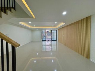 Casa adosada en venta de 4 habitaciones en Bang Kapi, Bangkok