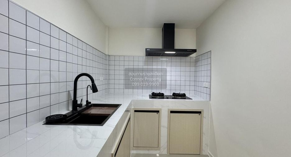 Casa adosada en venta de 4 habitaciones en Bang Kapi, Bangkok