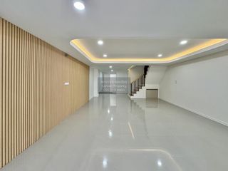 Casa adosada en venta de 4 habitaciones en Bang Kapi, Bangkok