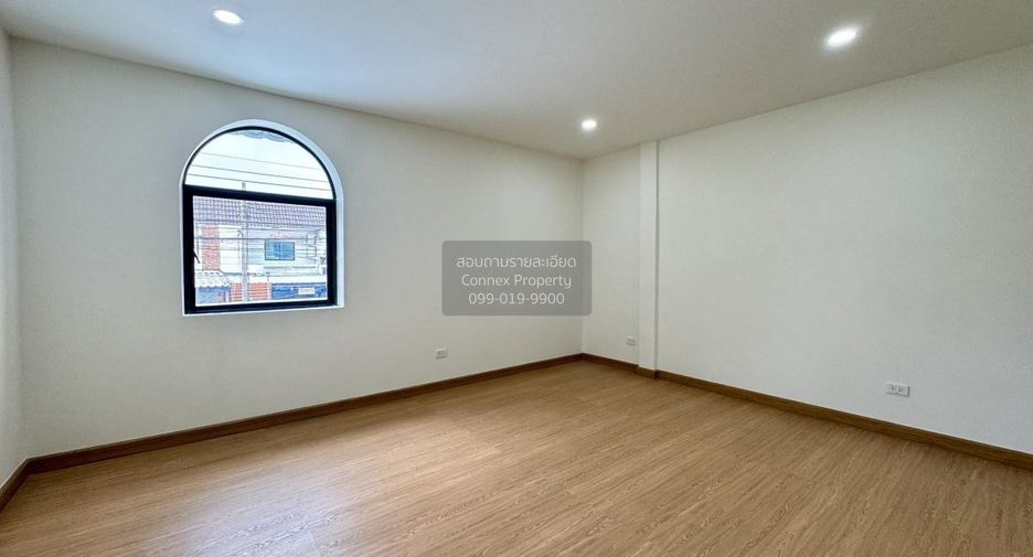 Casa adosada en venta de 4 habitaciones en Bang Kapi, Bangkok