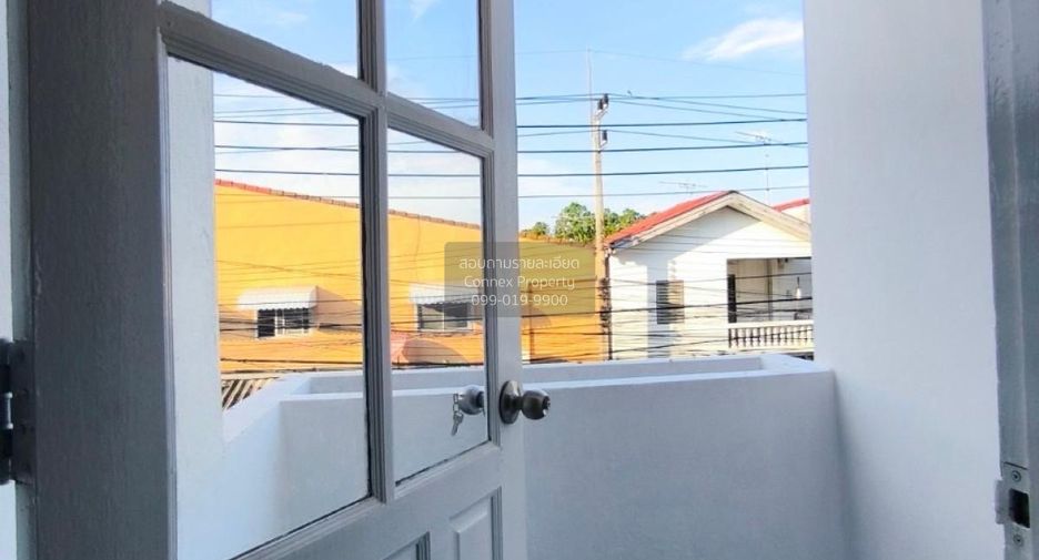 Casa adosada en venta de 3 habitaciones en Lam Luk Ka, Pathum Thani