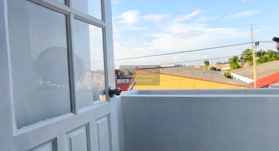Casa adosada en venta de 3 habitaciones en Lam Luk Ka, Pathum Thani
