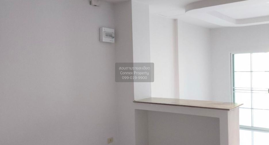 Casa adosada en venta de 3 habitaciones en Lam Luk Ka, Pathum Thani