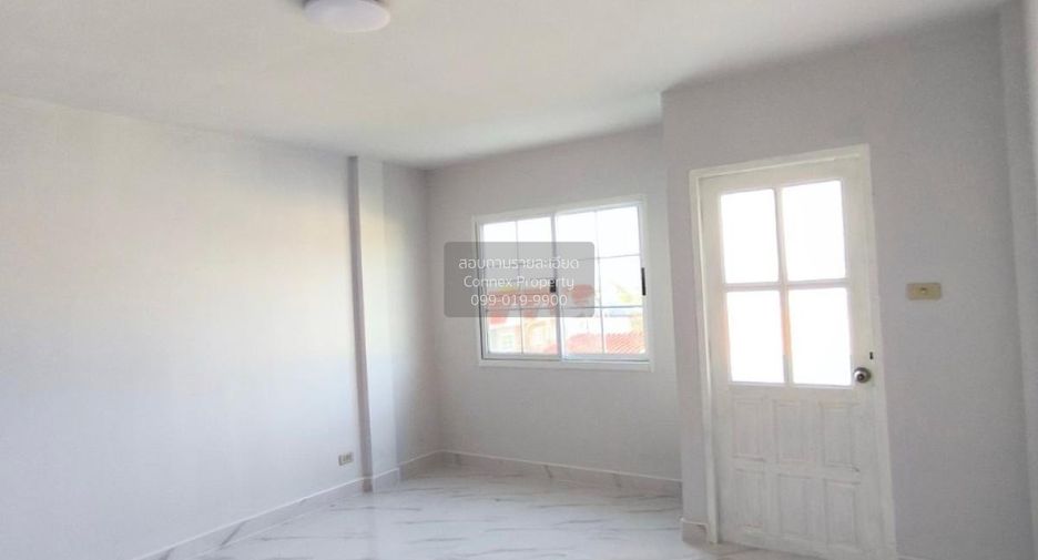 Casa adosada en venta de 3 habitaciones en Lam Luk Ka, Pathum Thani