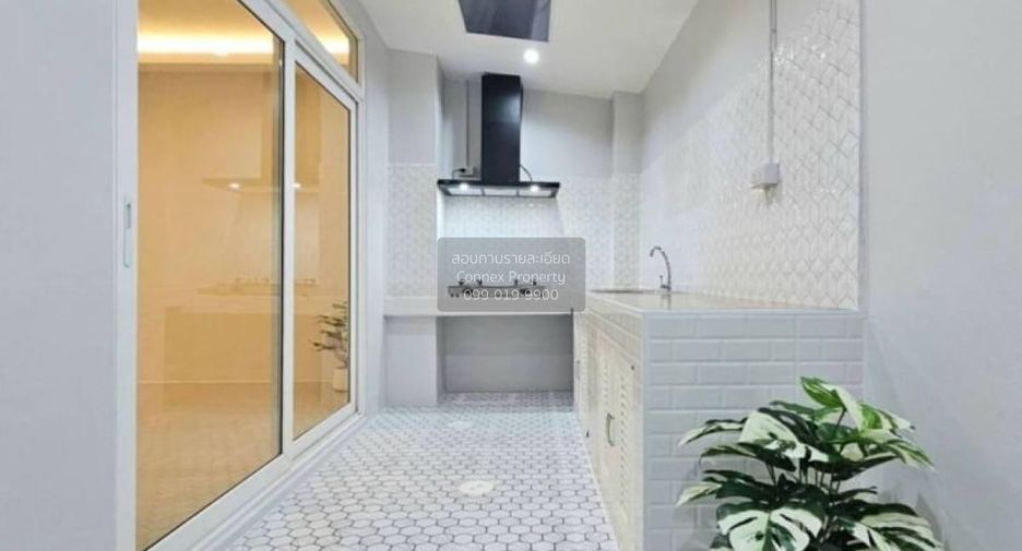 For sale 3 ベッドルーム townhouse in Thawi Watthana, Bangkok