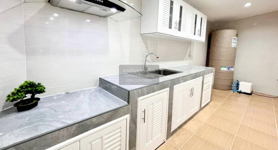 For sale 3 bedrooms townhouse in Prawet, Bangkok