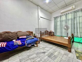 For sale 3 ベッドルーム house in Huai Khwang, Bangkok