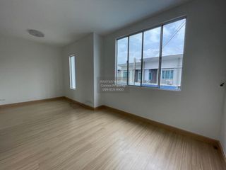À vendre 3 chambres maison de ville à Krathum Baen, Samut Sakhon