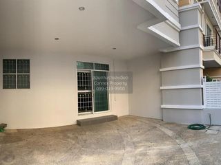 For sale 5 bedrooms townhouse in Mueang Nonthaburi, Nonthaburi