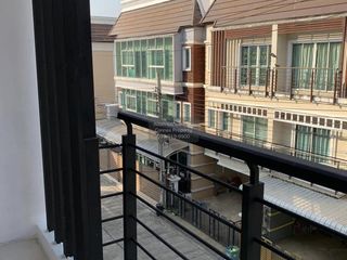For sale 5 bedrooms townhouse in Mueang Nonthaburi, Nonthaburi