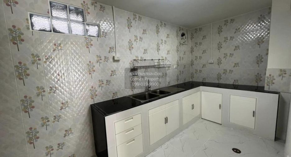 Casa adosada en venta de 3 habitaciones en Bang Khen, Bangkok