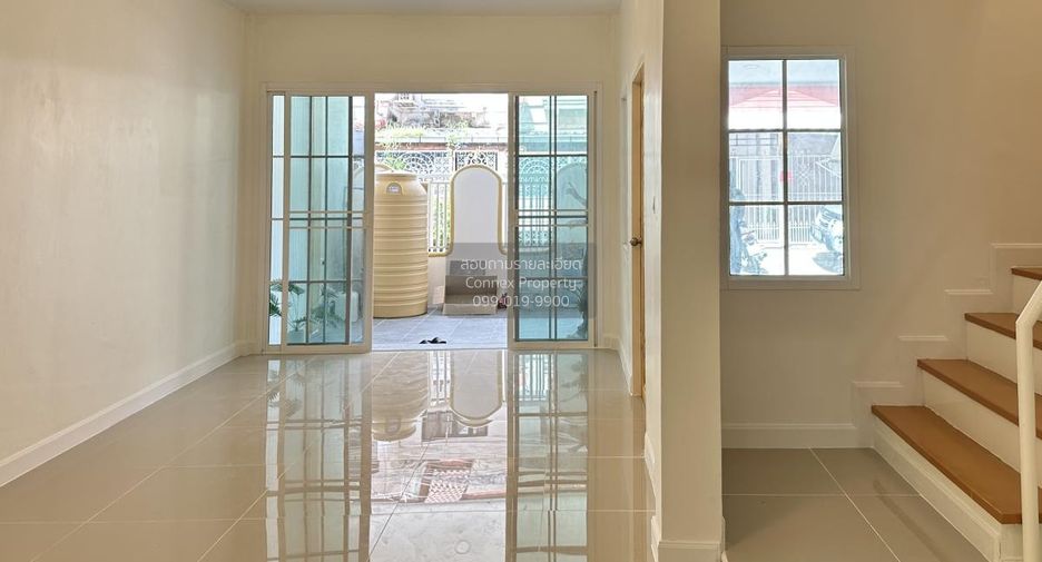 Casa adosada en venta de 3 habitaciones en Thanyaburi, Pathum Thani