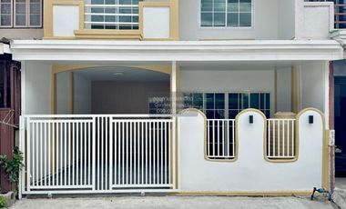 Casa adosada en venta de 3 habitaciones en Thanyaburi, Pathum Thani