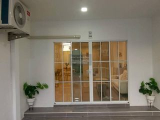Casa adosada en venta de 3 habitaciones en Thanyaburi, Pathum Thani