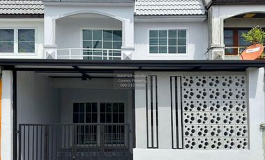 Casa adosada en venta de 3 habitaciones en Thanyaburi, Pathum Thani