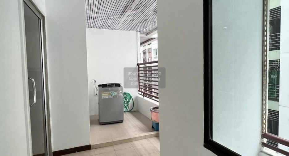 For sale 3 bedrooms condo in Khlong Toei, Bangkok