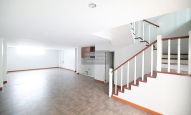 Casa adosada en venta de 4 habitaciones en Bang Kapi, Bangkok