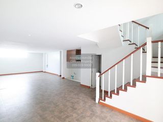Casa adosada en venta de 4 habitaciones en Bang Kapi, Bangkok