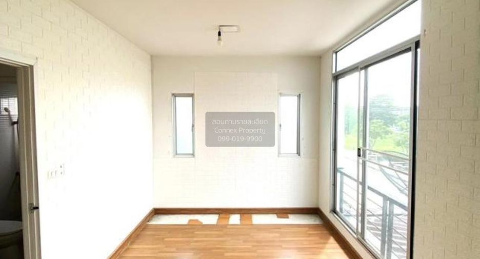 Casa adosada en venta de 3 habitaciones en Khlong Luang, Pathum Thani