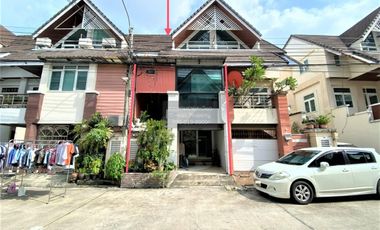 Casa adosada en venta de 3 habitaciones en Wang Thonglang, Bangkok