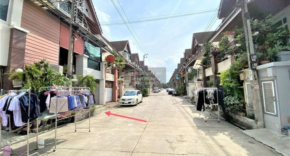 Casa adosada en venta de 3 habitaciones en Wang Thonglang, Bangkok
