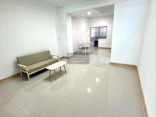 Casa adosada en venta de 2 habitaciones en Mueang Samut Sakhon, Samut Sakhon