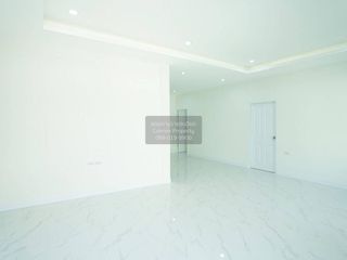Casa en venta de 3 habitaciones en Phra Khanong, Bangkok