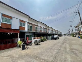 À vendre 3 chambres maison de ville à Krathum Baen, Samut Sakhon