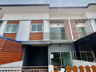 À vendre 3 chambres maison de ville à Krathum Baen, Samut Sakhon