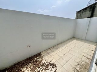 À vendre 3 chambres maison de ville à Krathum Baen, Samut Sakhon