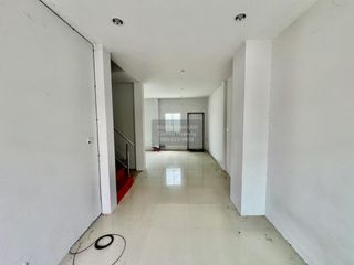 À vendre 3 chambres maison de ville à Krathum Baen, Samut Sakhon