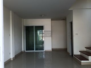 Casa adosada en venta de 6 habitaciones en Bang Kapi, Bangkok
