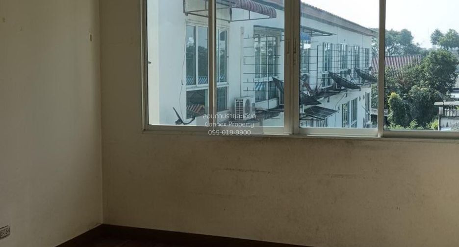 Casa adosada en venta de 6 habitaciones en Bang Kapi, Bangkok