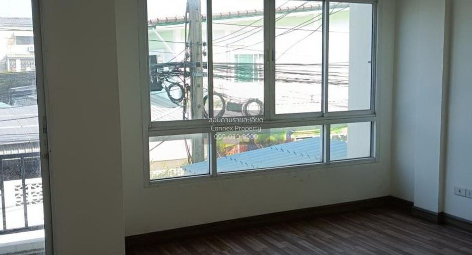 Casa adosada en venta de 6 habitaciones en Bang Kapi, Bangkok