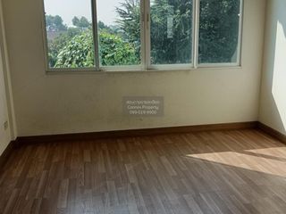 Casa adosada en venta de 6 habitaciones en Bang Kapi, Bangkok