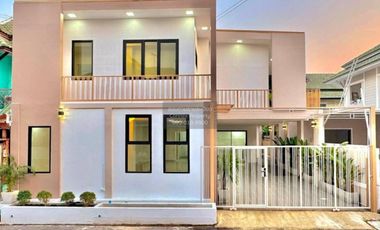 Casa adosada en venta de 5 habitaciones en Bang Bua Thong, Nonthaburi