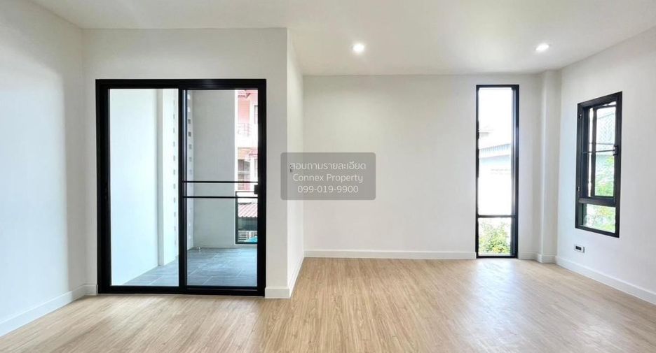 Casa adosada en venta de 4 habitaciones en Phra Khanong, Bangkok