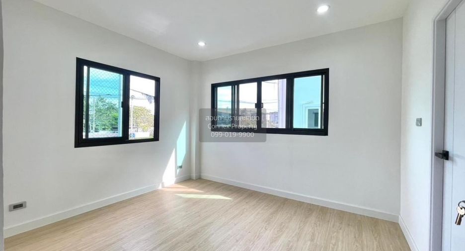Casa adosada en venta de 4 habitaciones en Phra Khanong, Bangkok