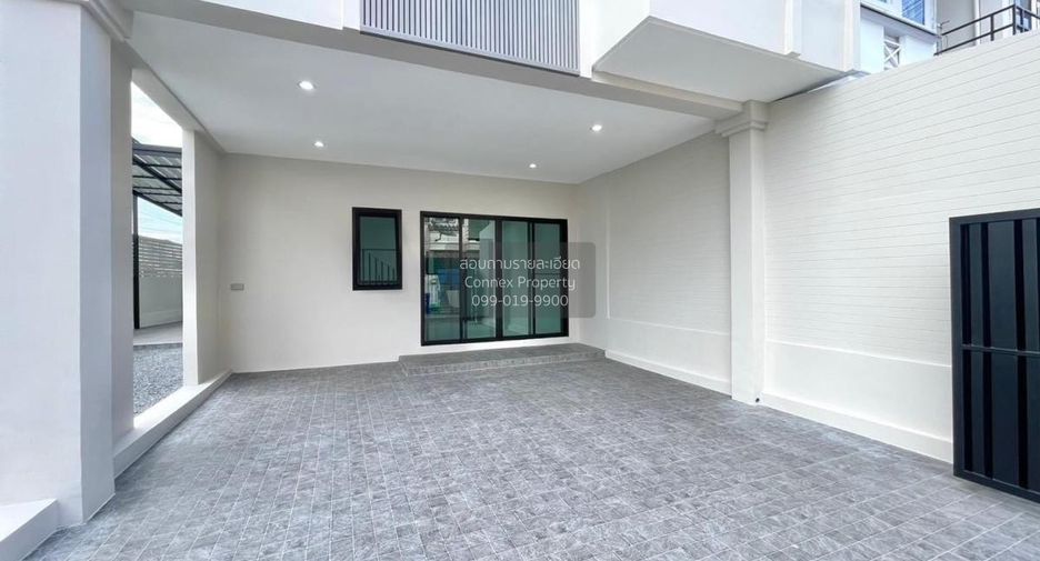 Casa adosada en venta de 4 habitaciones en Phra Khanong, Bangkok