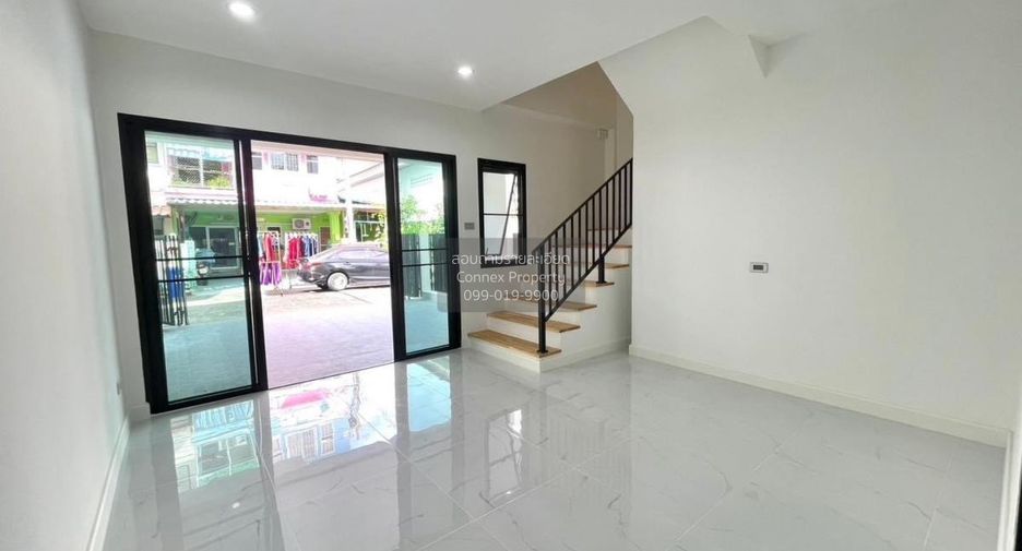 Casa adosada en venta de 4 habitaciones en Phra Khanong, Bangkok