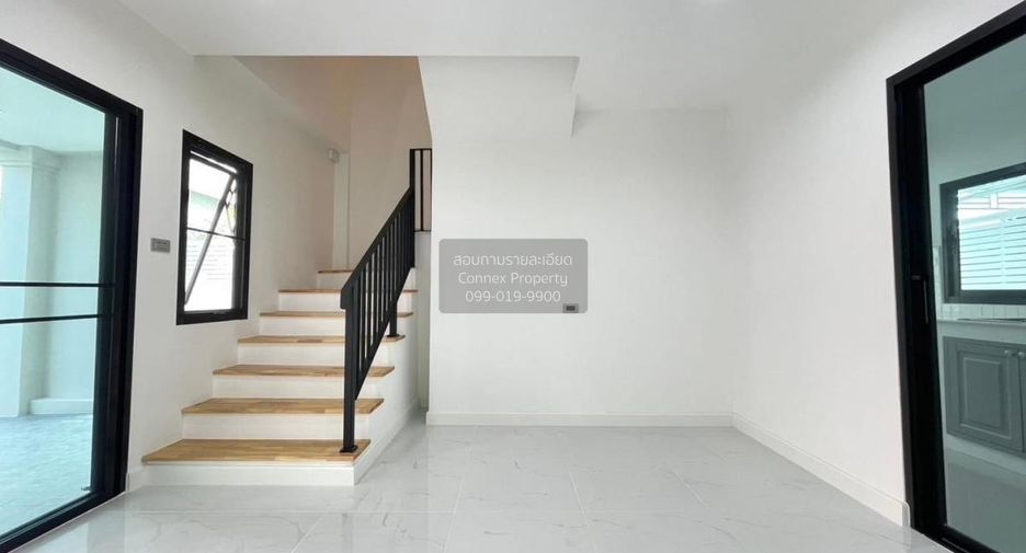 Casa adosada en venta de 4 habitaciones en Phra Khanong, Bangkok